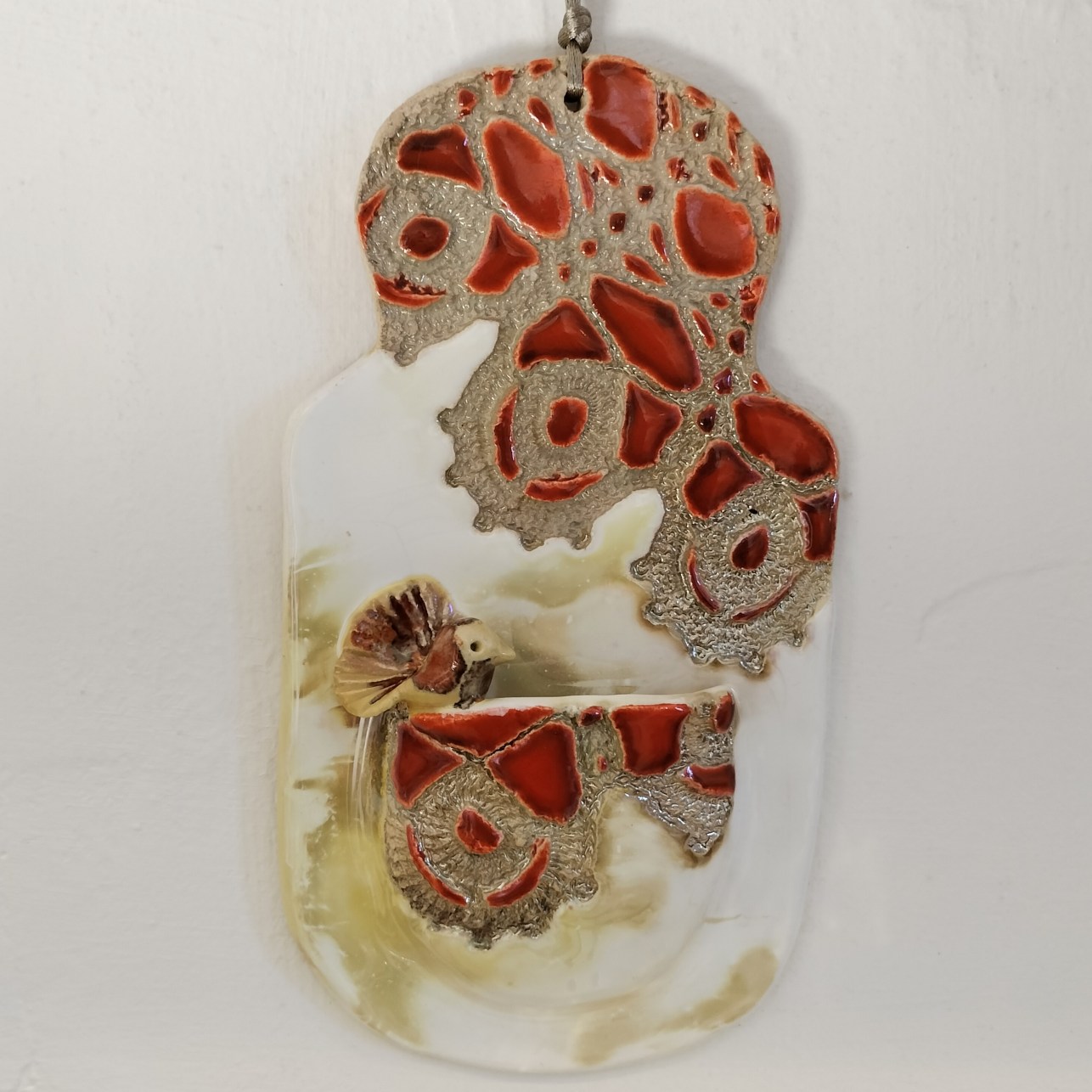 Ceramiche di Vezio - Ceramiche Raku - Acquasantiera bianca e arancio con colomba - cm 20x10 circa